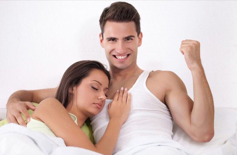 Un hombre fuerte en la cama con una niña